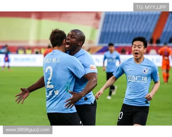 大连人迎战天津天海争夺中超联赛关键三分的激烈对决